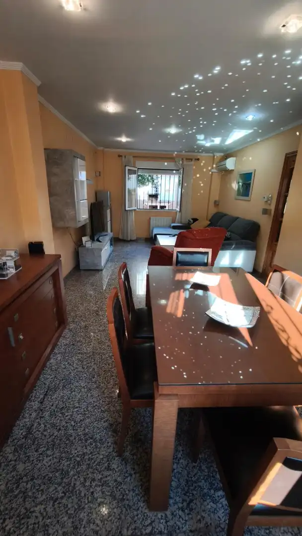 Wohnzimmer von Einfamilien-Reihenhaus zum Verkauf in Huétor Vega mit Klimaanlage, Heizung und Privatgarten