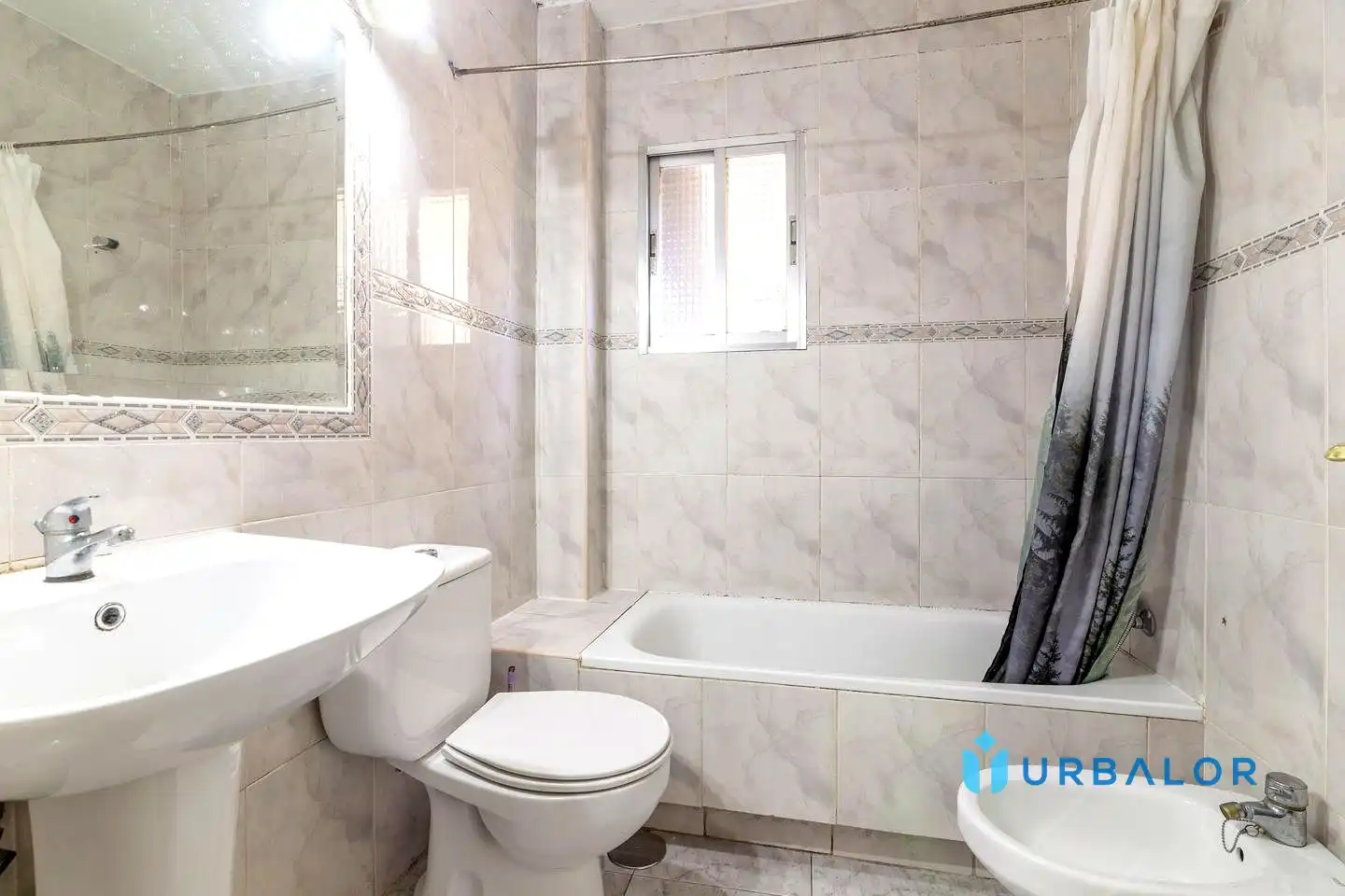 Bathroom of Flat for sale in Parla  with Heating and Alarm