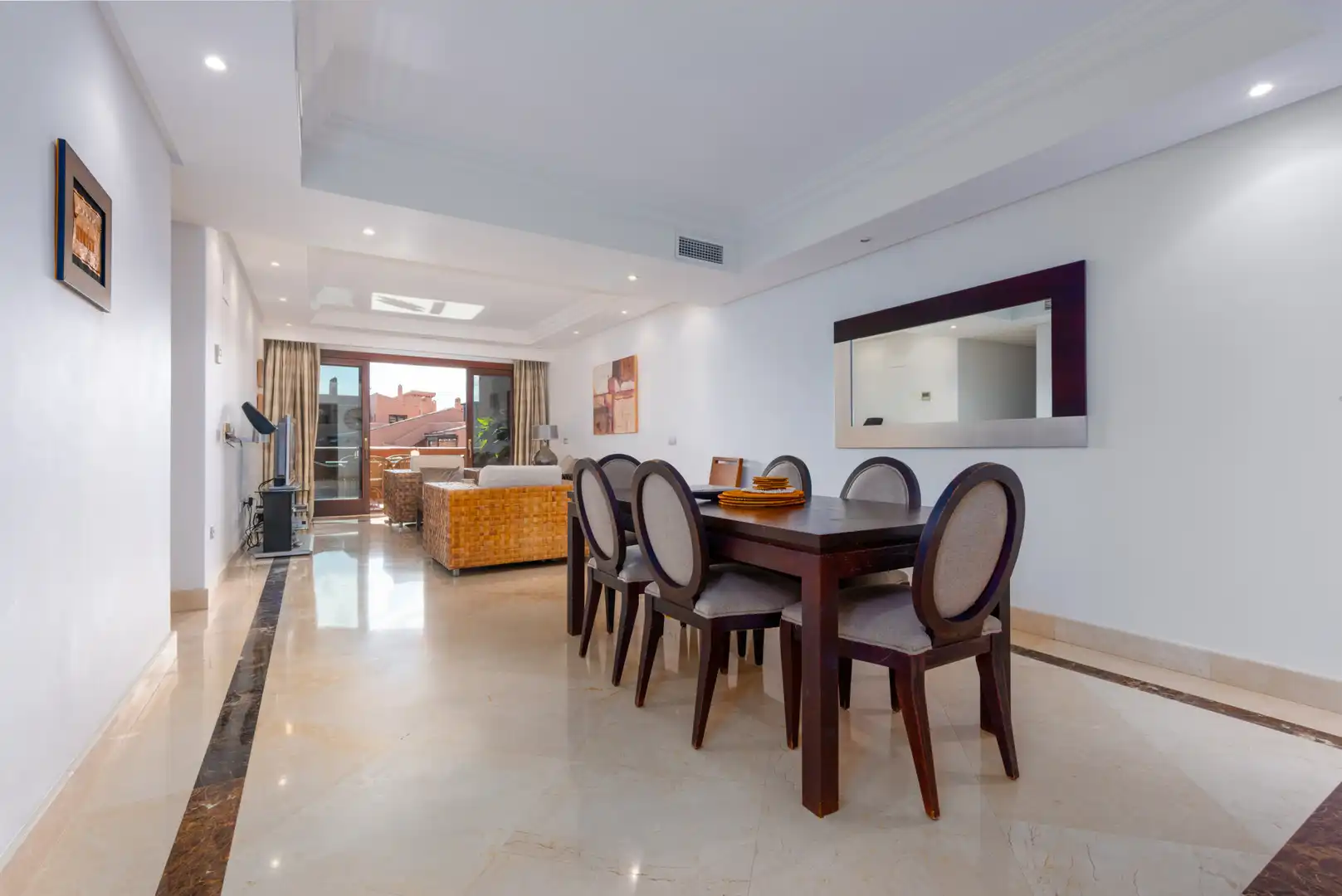 Menjador de Apartament en venda en Estepona amb Aire condicionat, Terrassa i Piscina