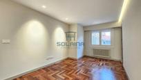 Dormitori de Apartament de lloguer en Ourense Capital  amb Calefacció, Parquet i Traster