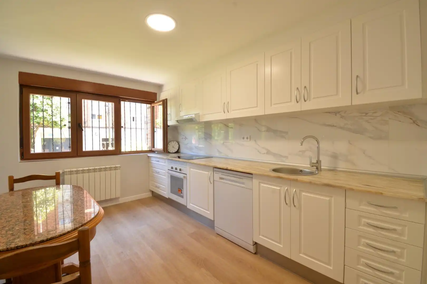 Küche von Haus oder Chalet zur Miete in Oviedo  mit Abstellraum