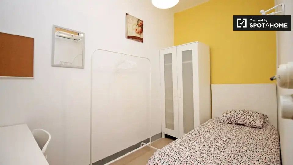 Bedroom of Flat for share in Barcelona  with Air Conditioner, Heating and Furnished