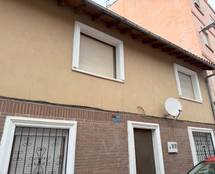 Vista exterior de Casa adosada en venda en Torrelavega 
