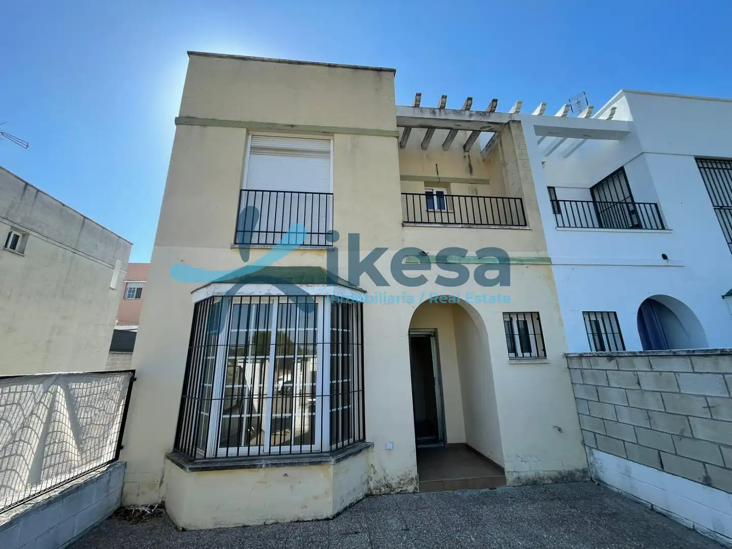 Vista exterior de Casa adosada en venda en Gerena amb Jardí privat