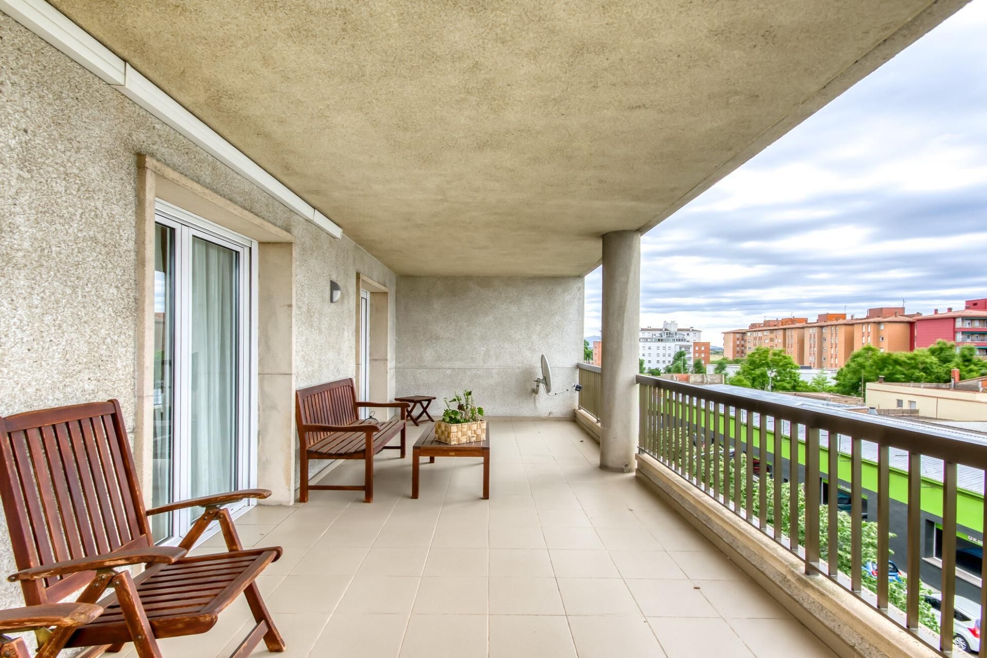 Terrassa de Apartament en venda en Figueres amb Aire condicionat, Calefacció i Jardí privat