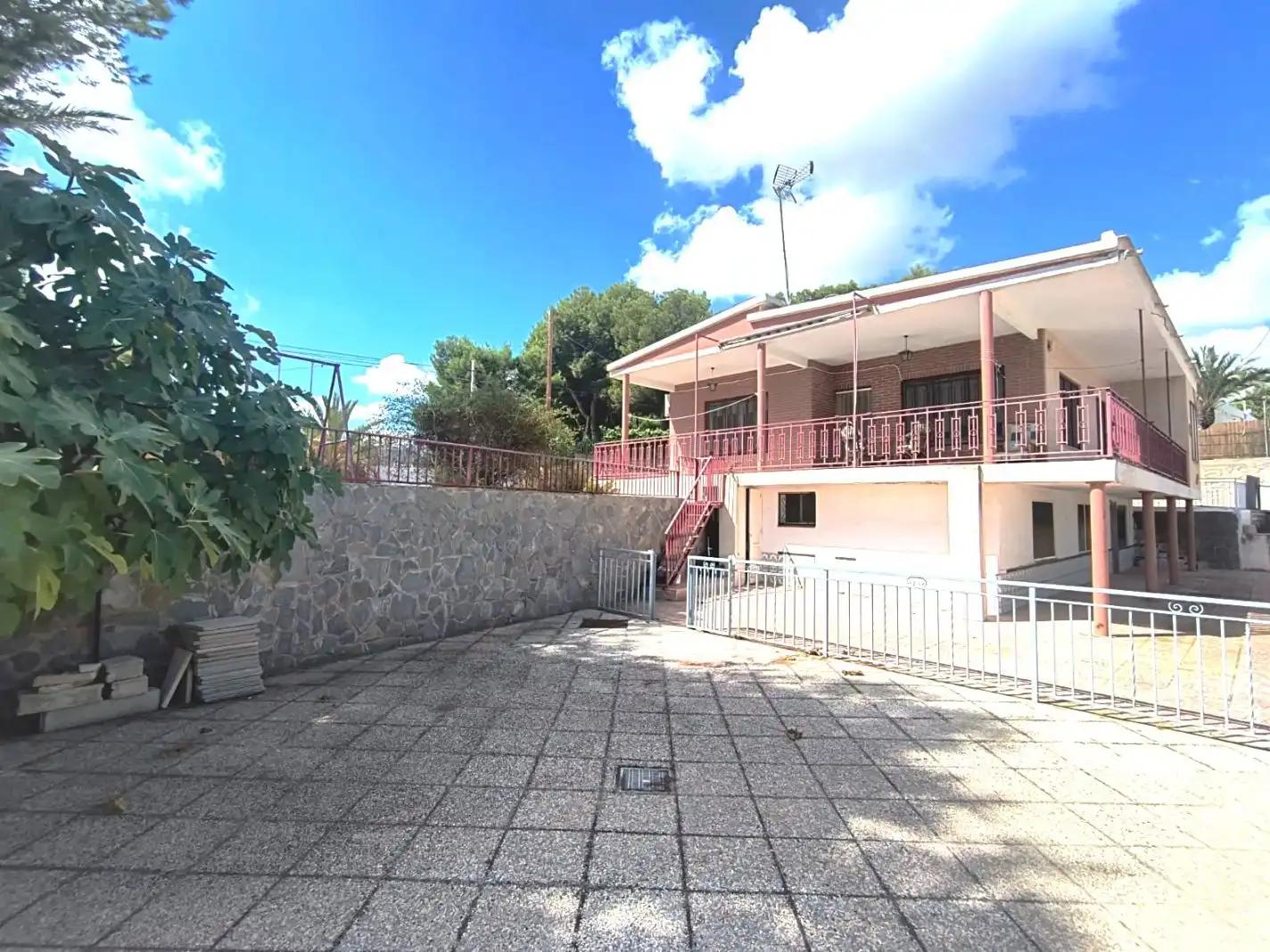 Vista exterior de Casa o xalet en venda en Crevillent amb Aire condicionat, Terrassa i Piscina