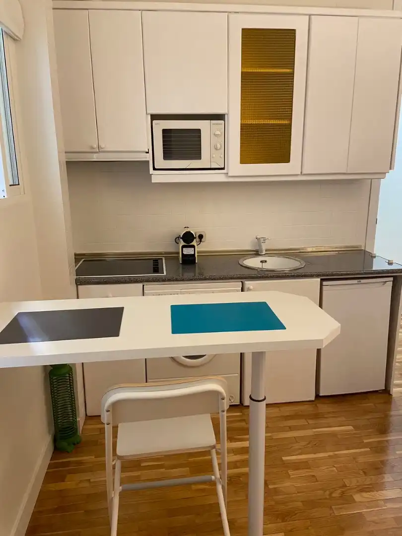 Cuina de Apartament de lloguer en Madrid amb Calefacció, Moblat i Forn