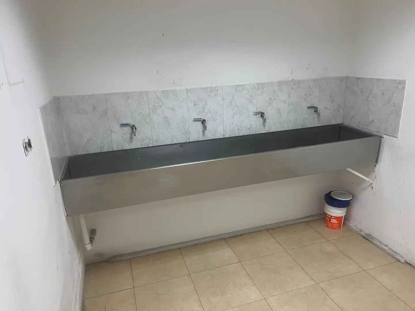 Badezimmer von Fabrikhallen zur Miete in Narón mit Alarm