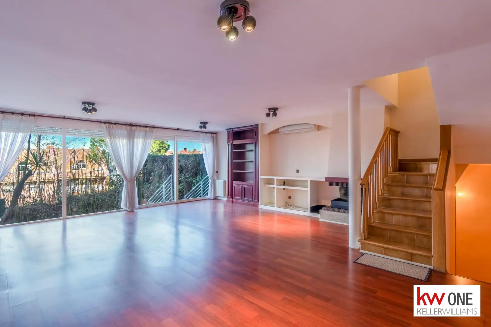 Sala de estar de Casa adosada de alquiler en Pozuelo de Alarcón con Aire acondicionado, Calefacción y Jardín privado