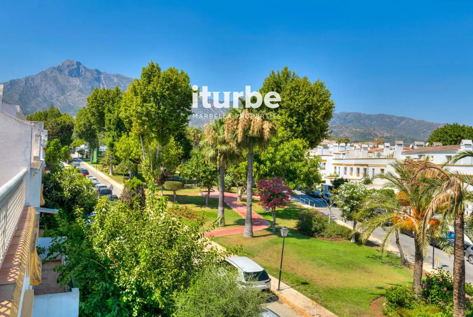 Vista exterior de Casa adosada de lloguer en Marbella amb Aire condicionat, Calefacció i Piscina