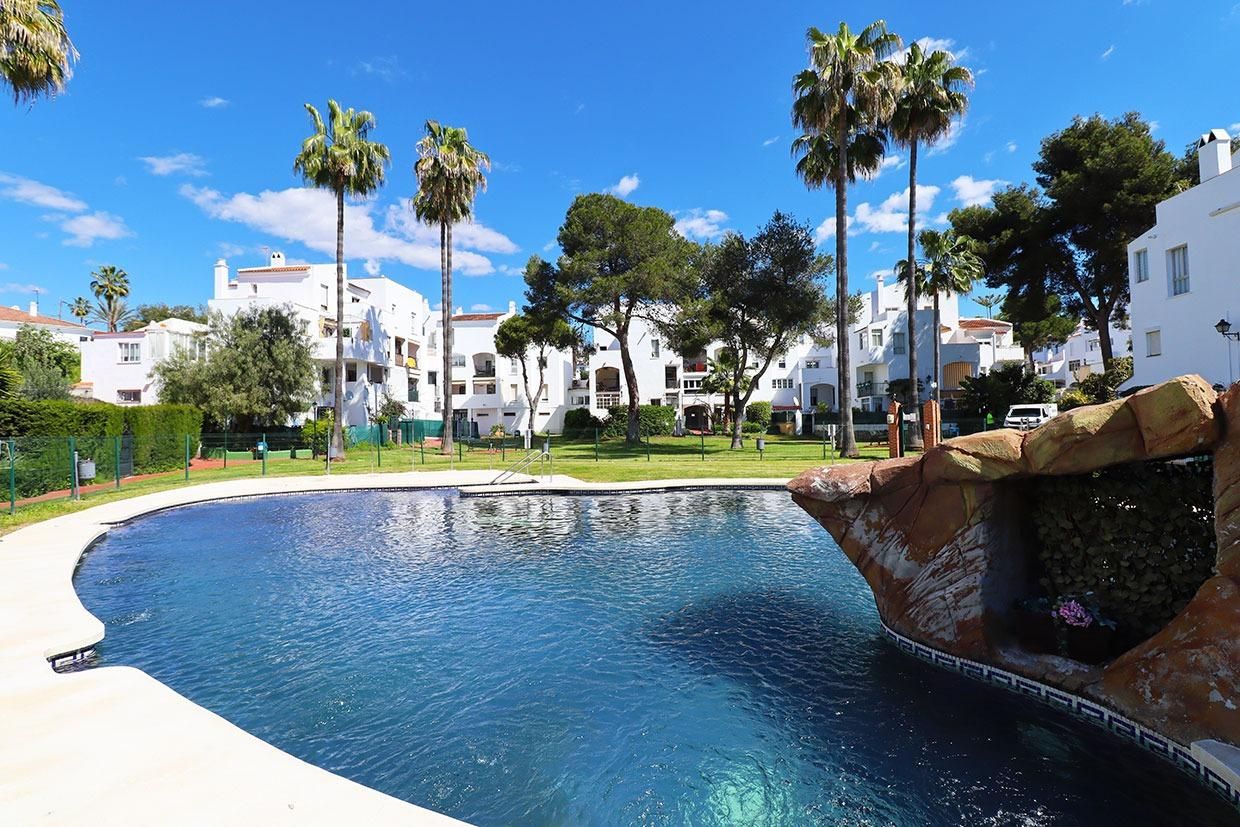 Piscina de Dúplex en venda en Marbella amb Terrassa, Traster i Piscina comunitària