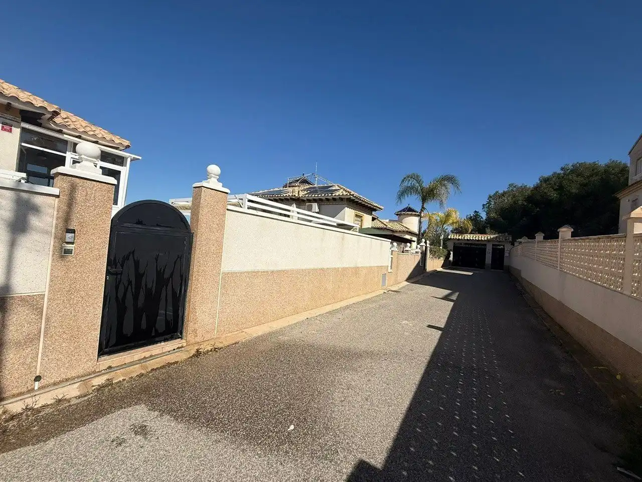Vista exterior de Casa o xalet en venda en Orihuela amb Calefacció, Terrassa i Piscina