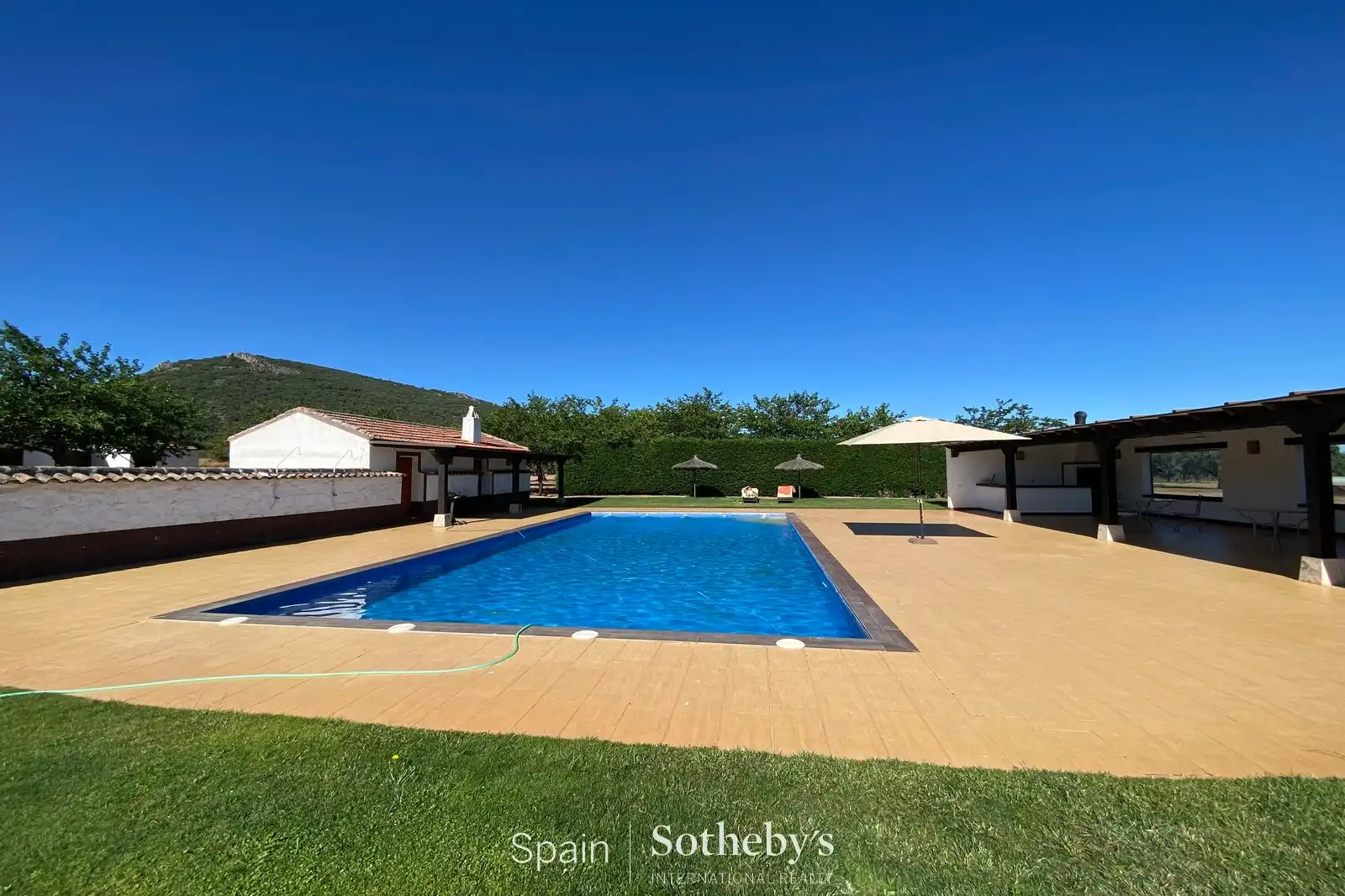 Swimming pool of Residential for sale in Retuerta del Bullaque
