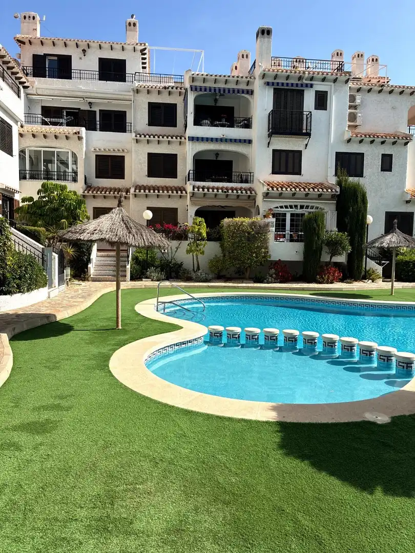 Piscina de Piso en venta en Orihuela con Terraza, Amueblado y Balcón