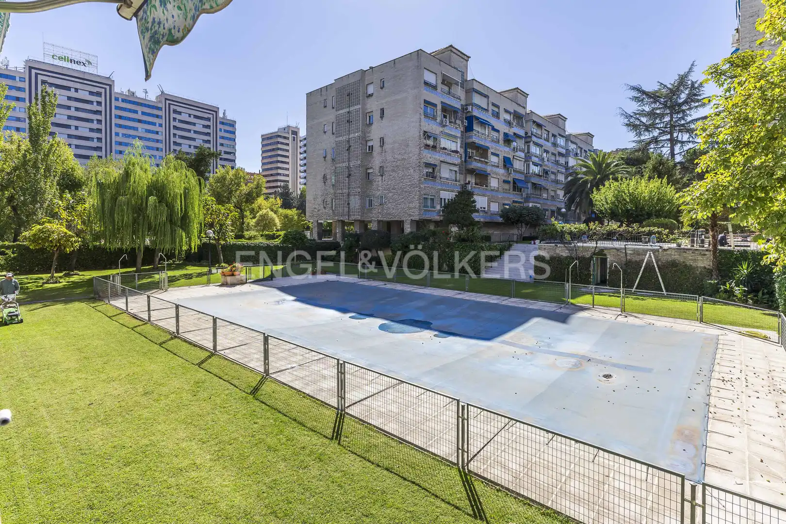 Piscina de Piso en venta en Madrid con Calefacción, Parquet y Terraza