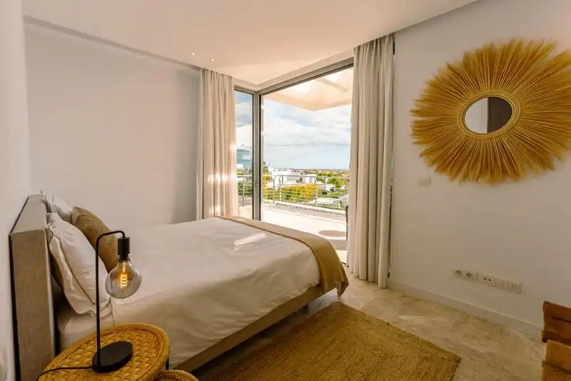 Dormitori de Casa o xalet de lloguer en Estepona amb Aire condicionat, Jardí privat i Terrassa