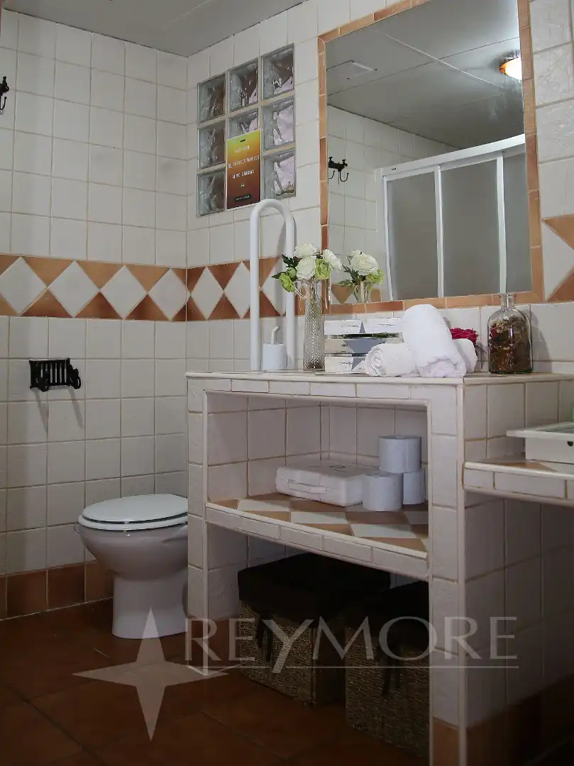 Baño de Casa o chalet en venta en Almodóvar del Río con Aire acondicionado, Calefacción y Jardín privado