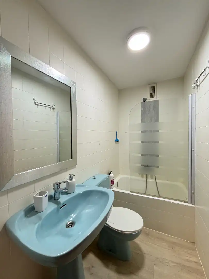 Badezimmer von Wohnung zur Miete in Santiago de Compostela  mit Heizung und Möbliert