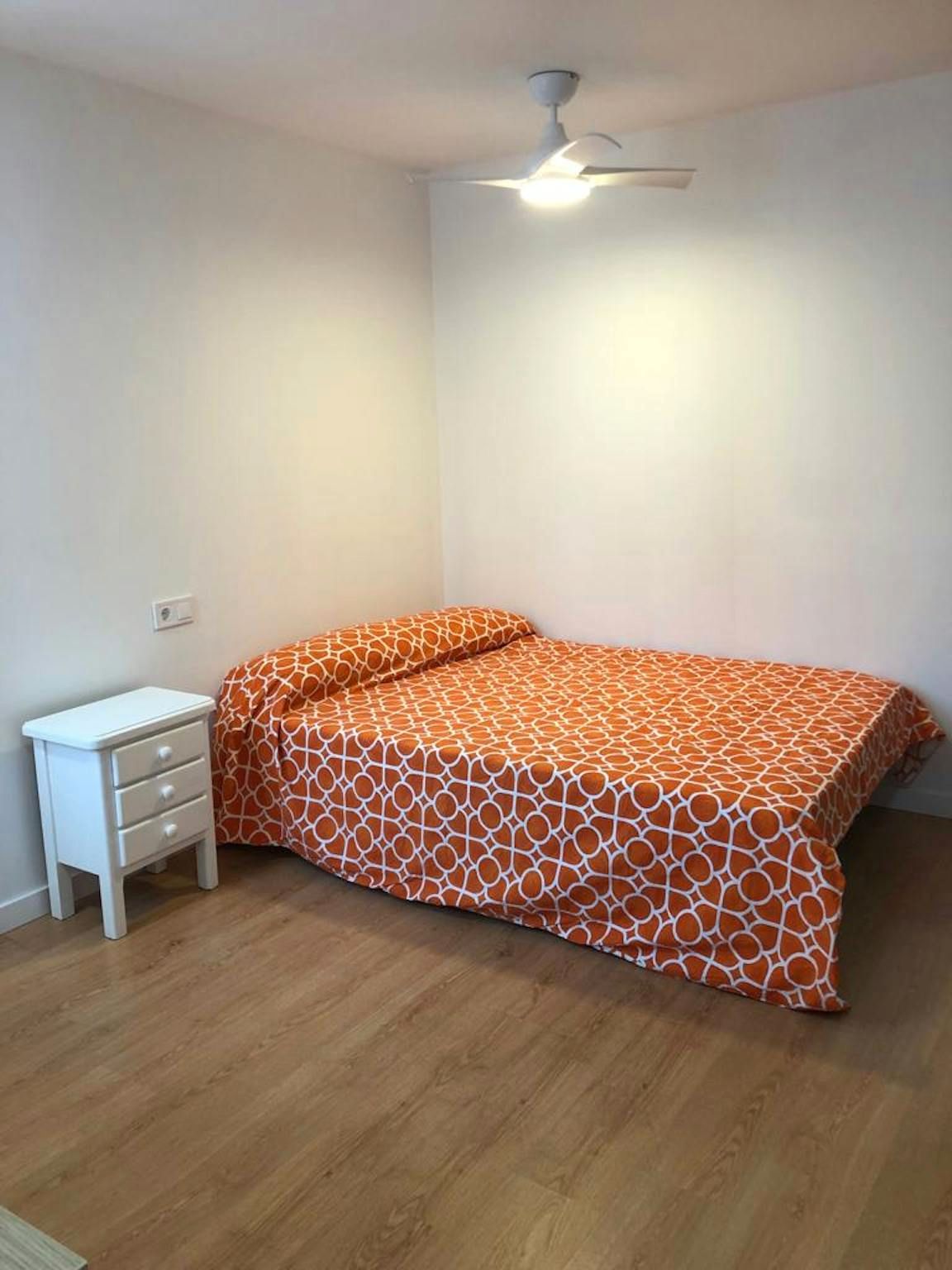 Bedroom of Flat to rent in  Valencia Capital  with Washing machine and TV