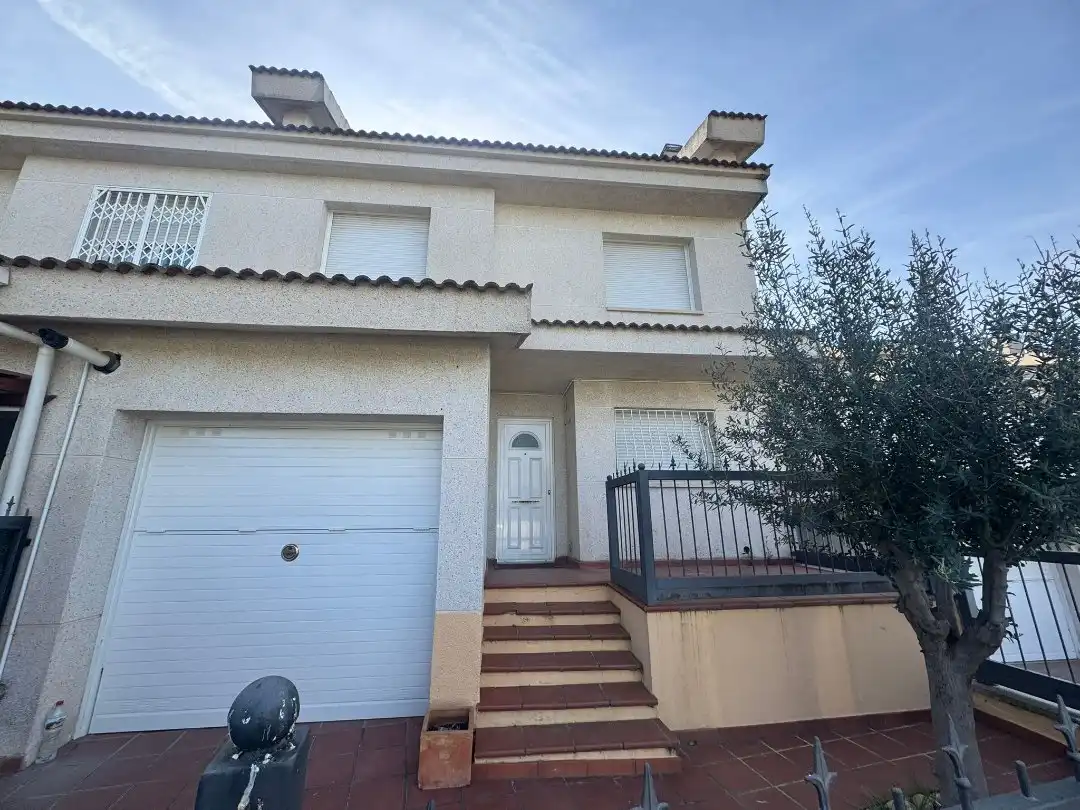 Vista exterior de Casa adosada en venda en Esparreguera amb Calefacció i Piscina comunitària