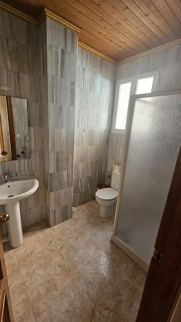 Badezimmer von Wohnung zur Miete in Fines