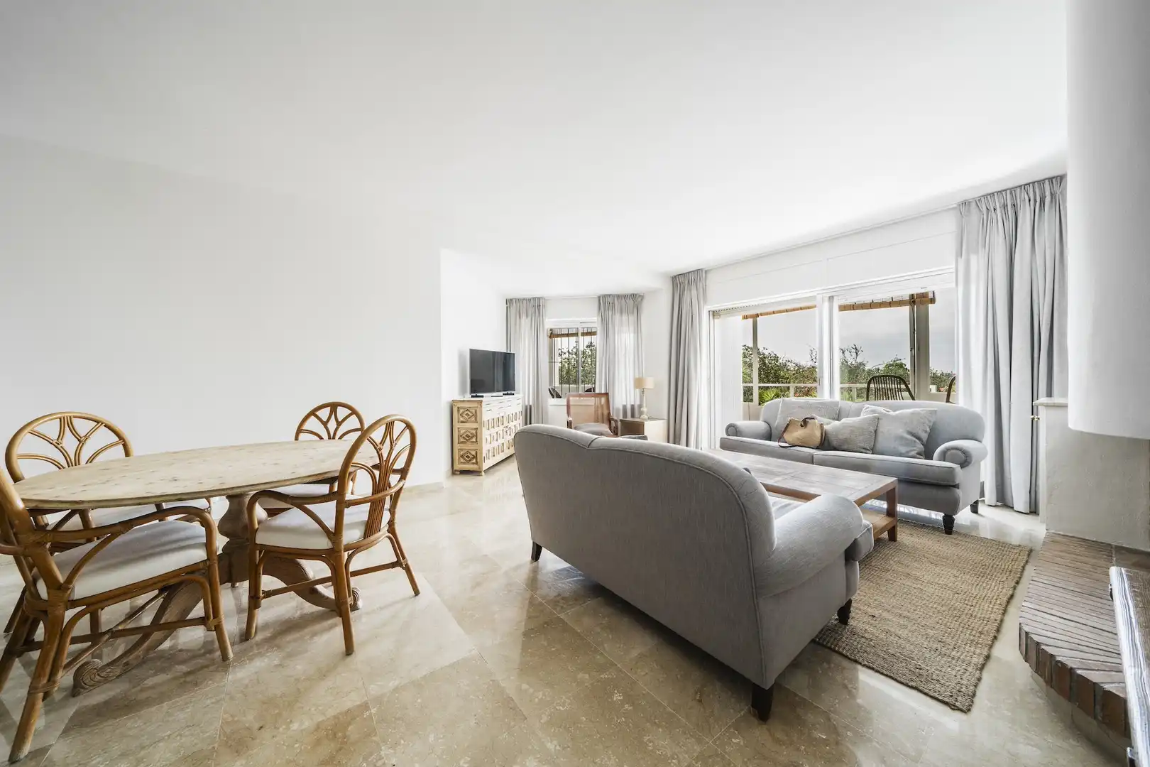 Sala d'estar de Apartament de lloguer en Marbella amb Aire condicionat, Terrassa i Moblat