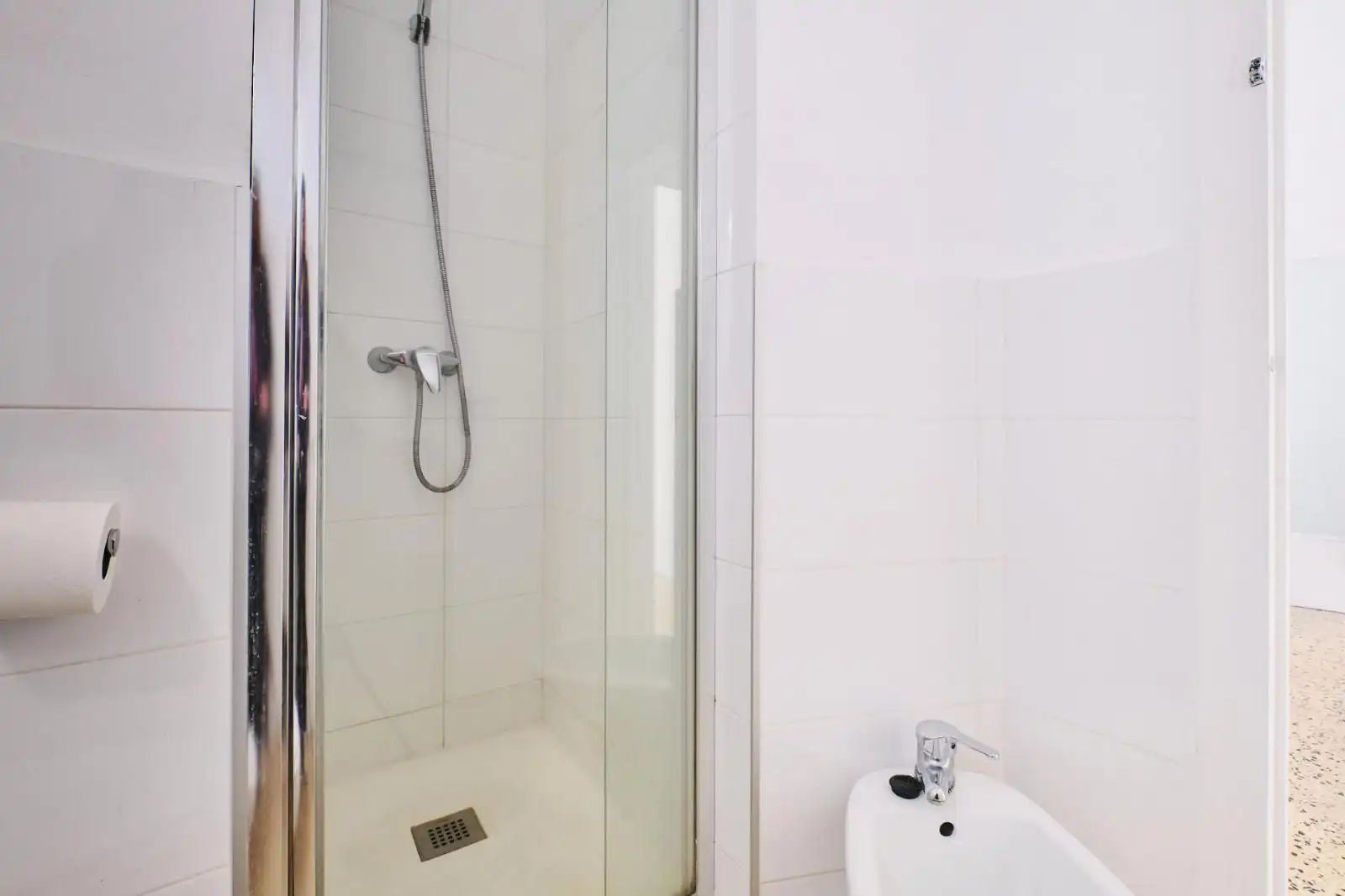 Bathroom of Flat for sale in Barcelona  with Air Conditioner, Washing machine and Microwave