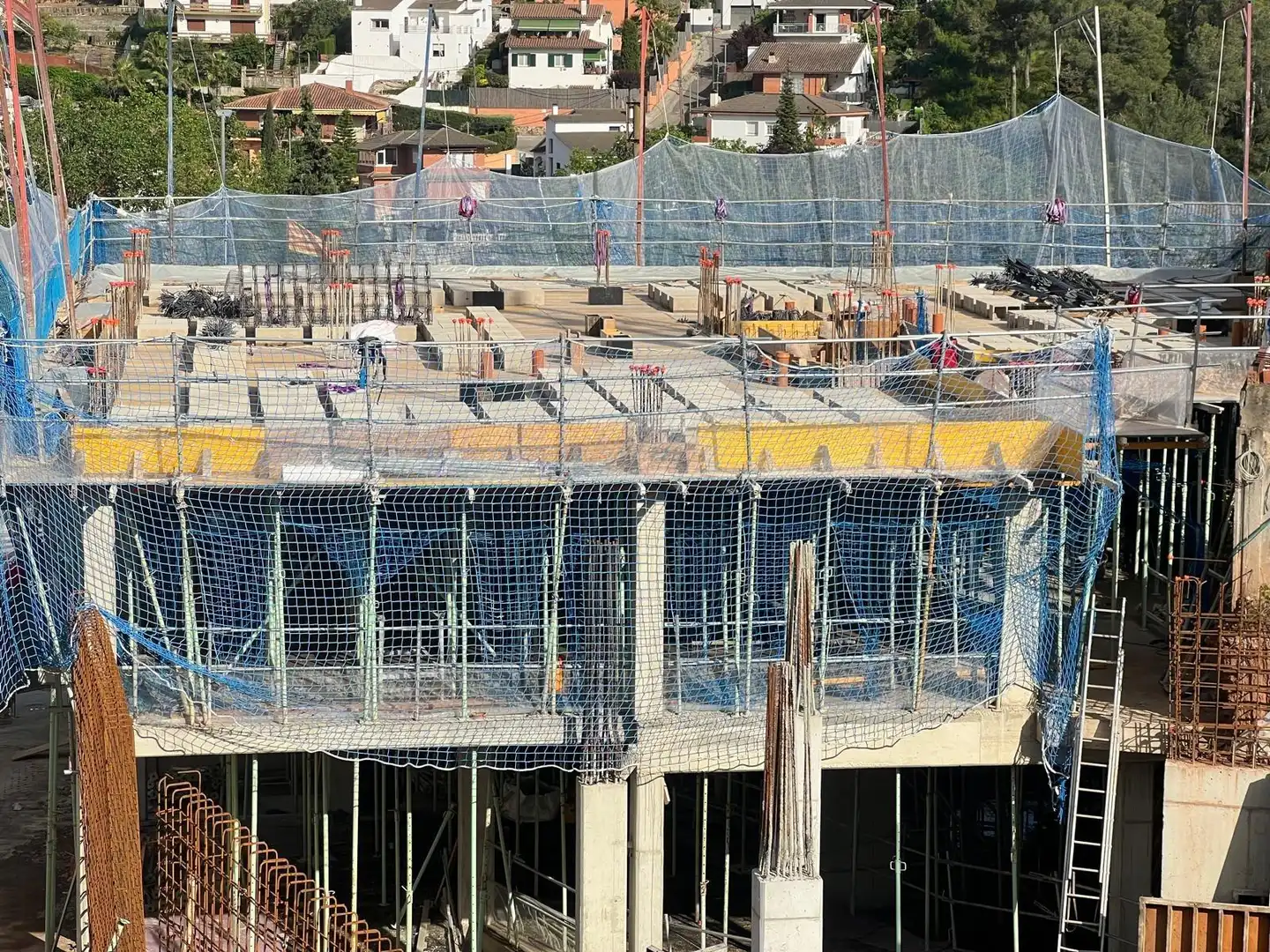 Vista exterior de Planta baixa en venda en Vallirana amb Aire condicionat, Calefacció i Parquet