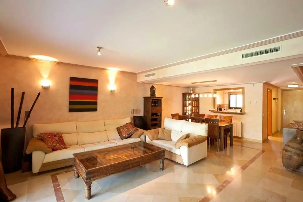 Sala d'estar de Casa o xalet de lloguer en Marbella amb Aire condicionat, Jardí privat i Terrassa