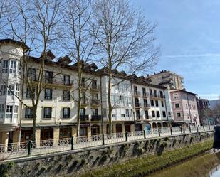 Vista exterior de Dúplex en venda en Irun  amb Calefacció i Balcó