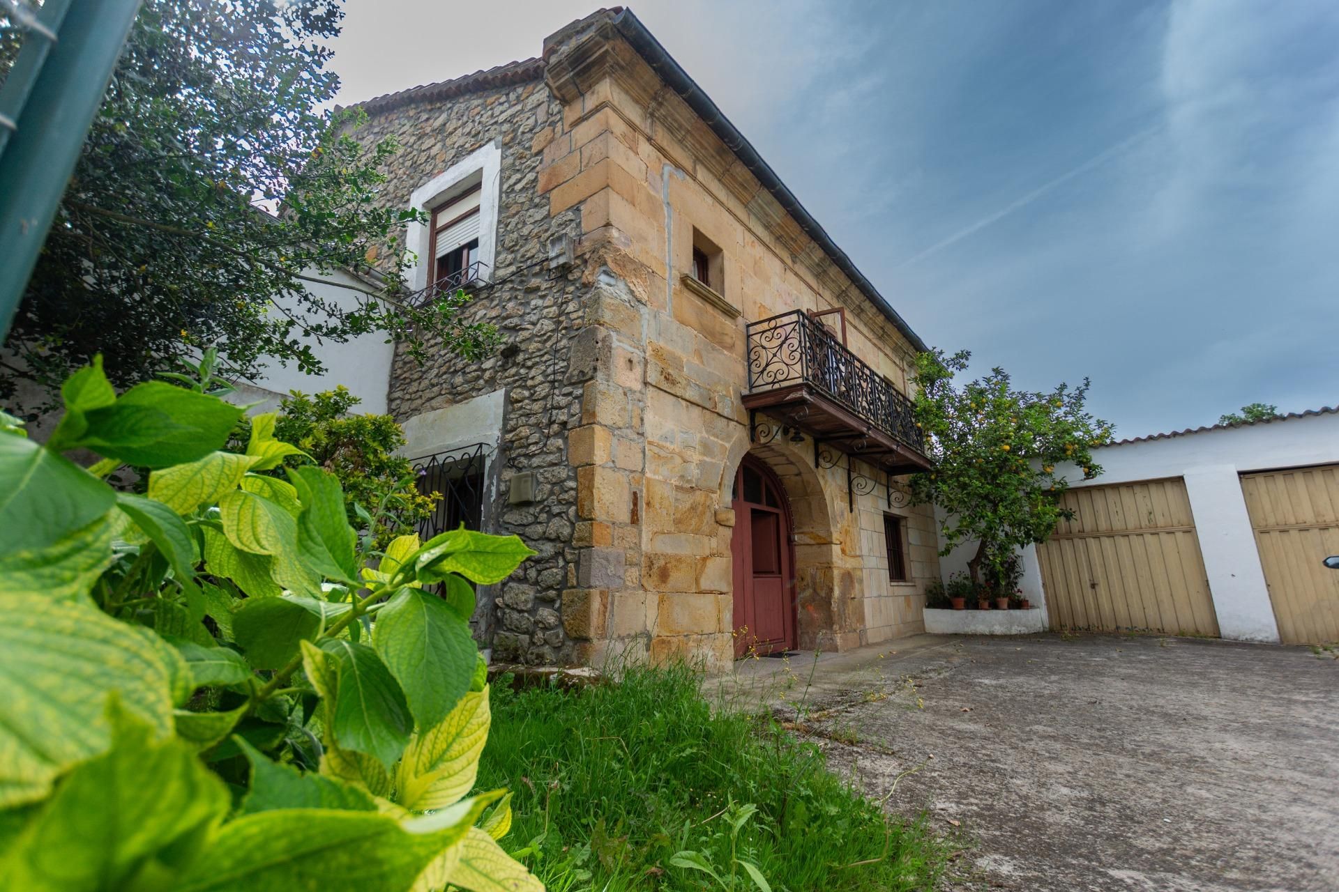 Exterior view of House or chalet for sale in Villaescusa (Cantabria)