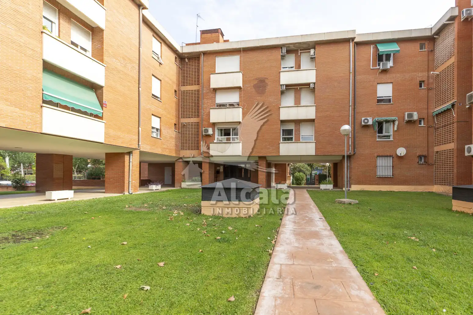 Vista exterior de Pis en venda en Alcalá de Henares amb Aire condicionat, Calefacció i Moblat