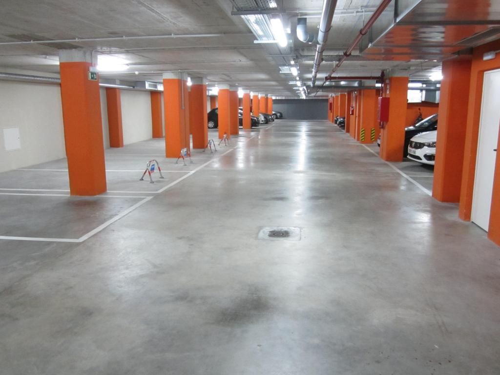 Aparcament de Garatge en venda en Cornellà de Llobregat