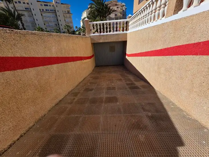 Aparcament de Casa adosada en venda en La Manga del Mar Menor amb Aire condicionat, Jardí privat i Terrassa