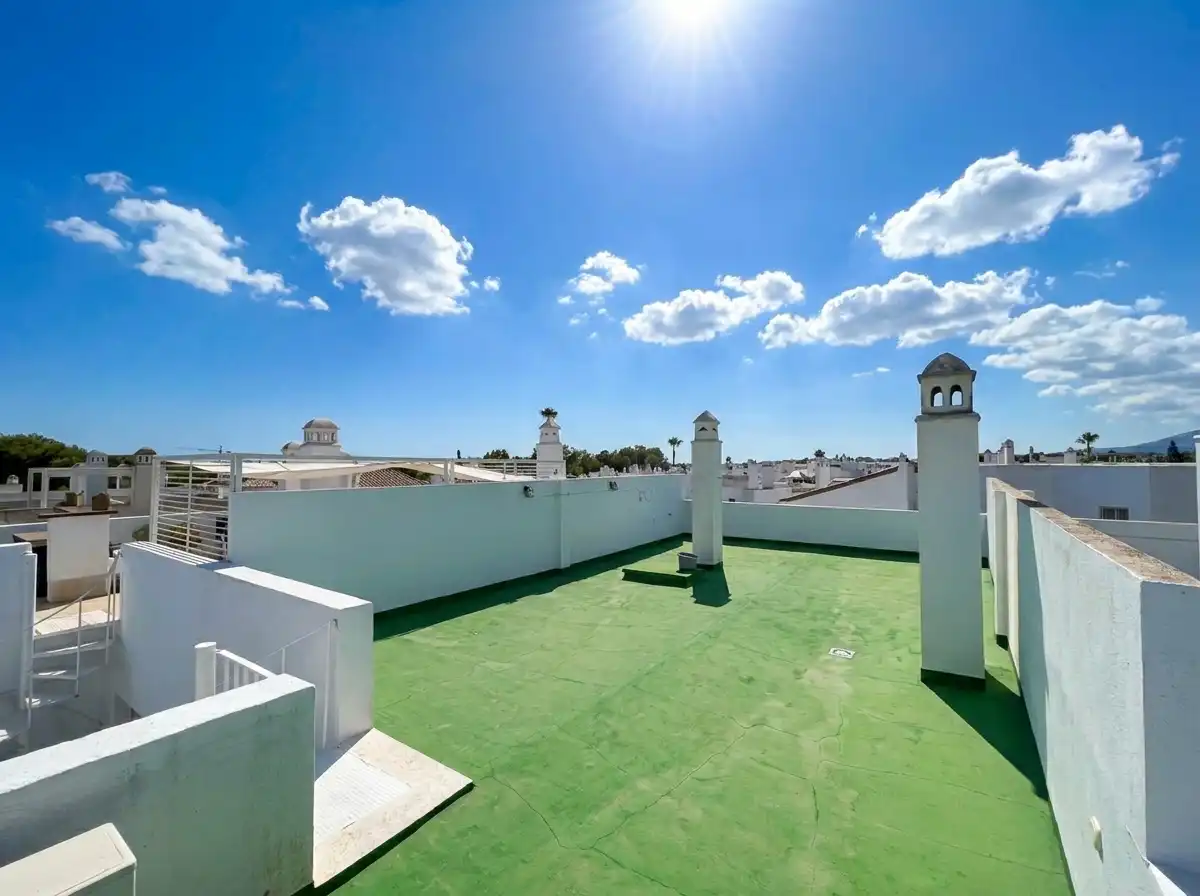 Außenansicht von Dachboden zum Verkauf in Estepona mit Klimaanlage, Heizung und Terrasse