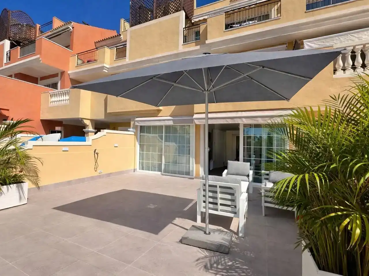 Terrassa de Apartament en venda en Arona amb Aire condicionat, Piscina i Balcó