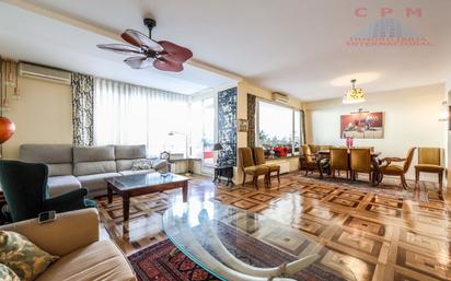 Living room of Flat to rent in  Madrid Capital  with Air Conditioner, Parquet flooring and Terrace