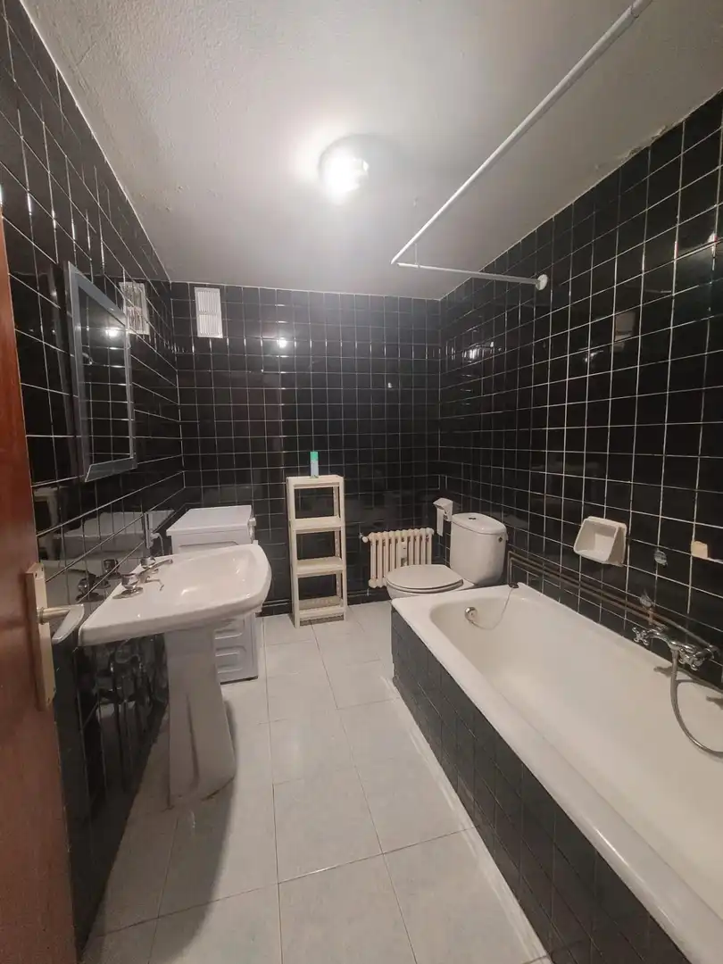 Bany de Apartament de lloguer en Madrid amb Calefacció, Parquet i Traster