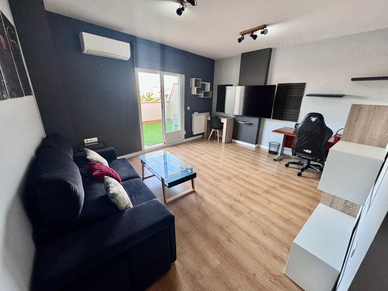 Living room of Attic for sale in Valdepeñas  with Air Conditioner, Heating and Parquet flooring