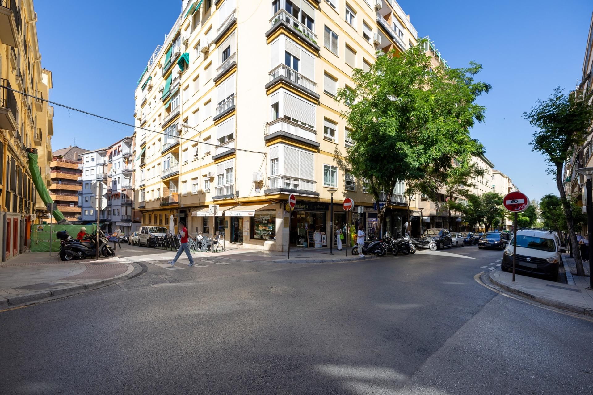 Vista exterior de Local en venta en  Granada Capital