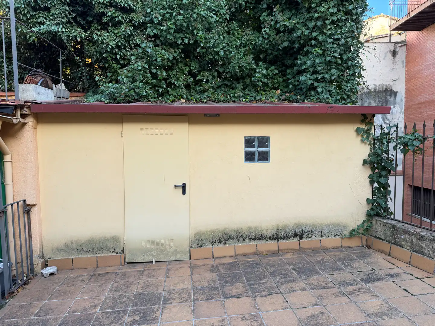 Vista exterior de Pis en venda en Olot amb Terrassa i Balcó