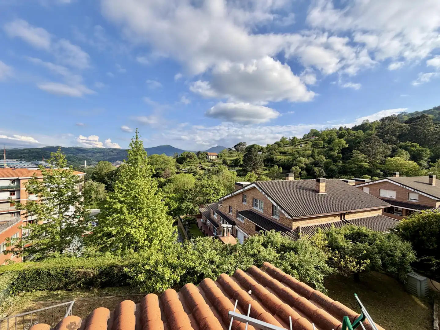 Vista exterior de Casa adosada en venda en Basauri  amb Calefacció, Jardí privat i Terrassa