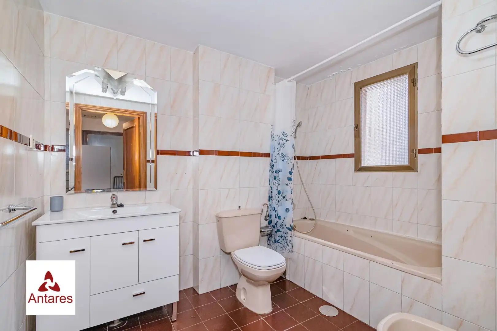 Baño de Piso en venta en Granada con Calefacción y Amueblado