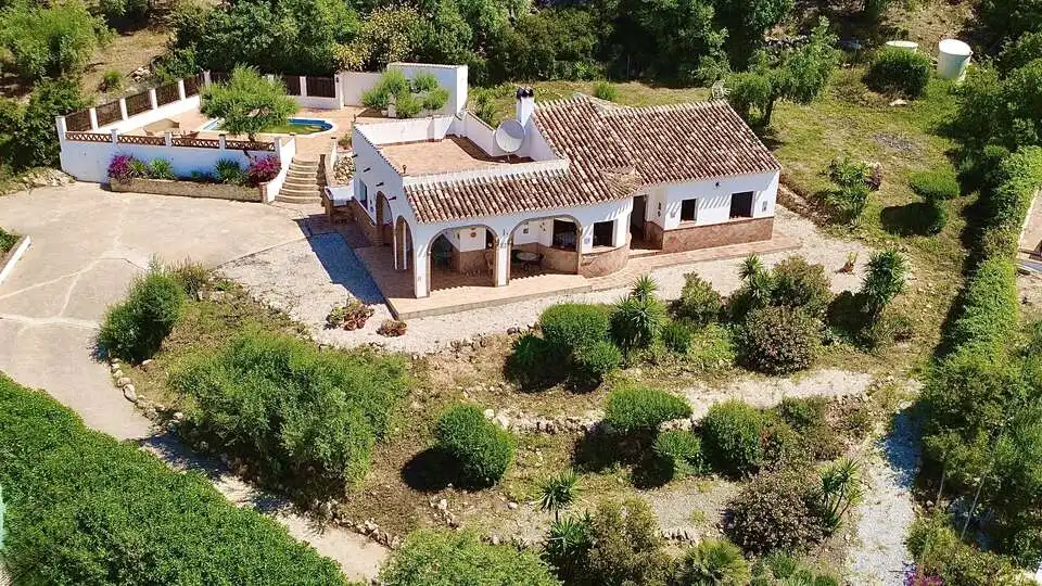 House with pool for sale in Calle El Regao 2