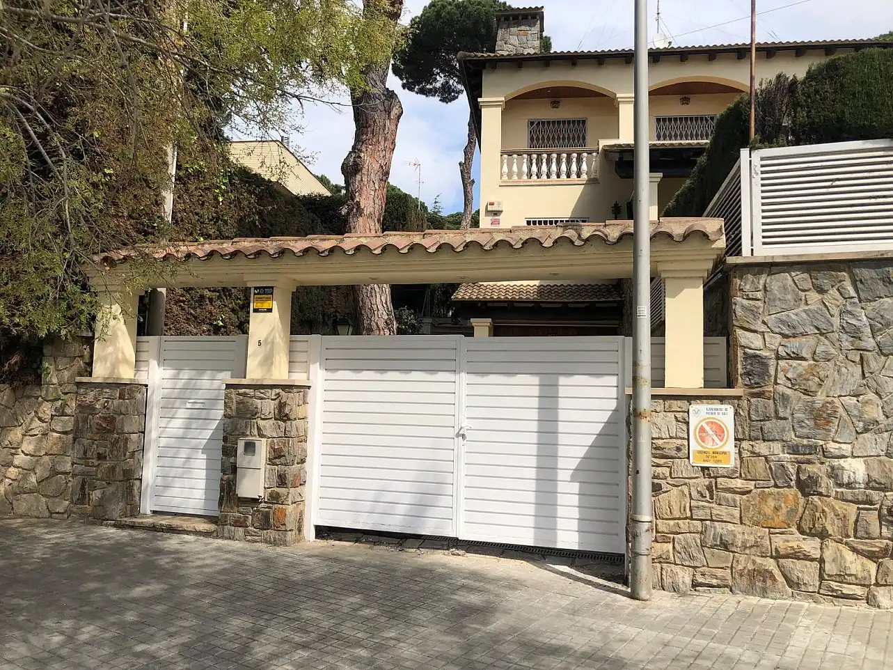 Vista exterior de Casa o xalet de lloguer en Premià de Dalt amb Aire condicionat, Calefacció i Jardí privat