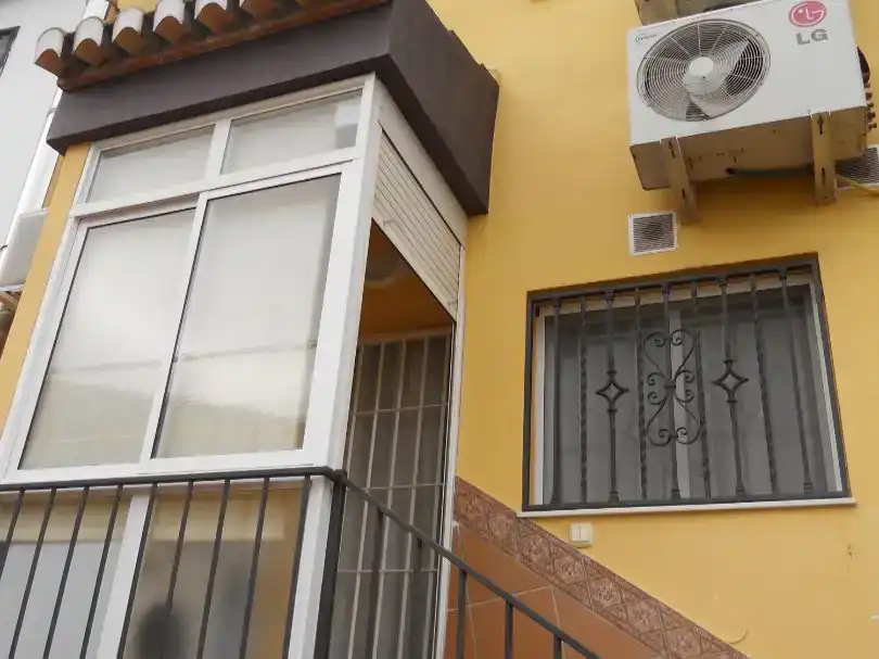Vista exterior de Casa adosada en venda en Churriana de la Vega amb Aire condicionat