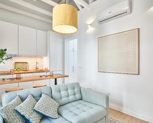 Sala d'estar de Apartament en venda en  Madrid Capital amb Aire condicionat i Balcó