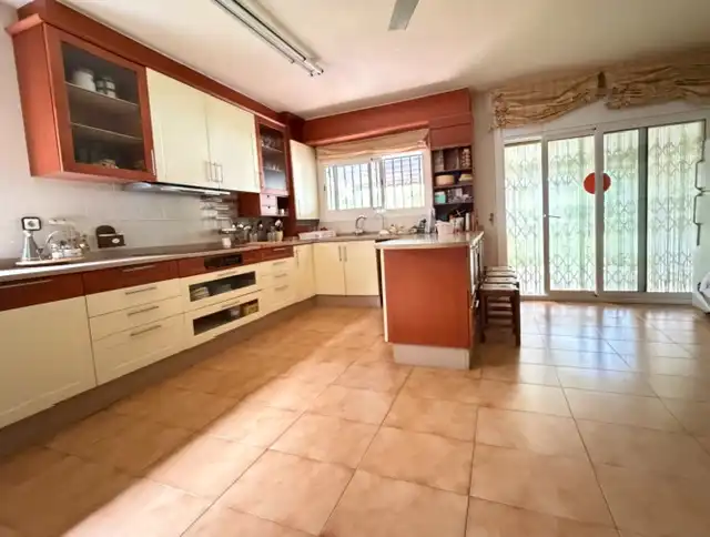 Küche von Einfamilien-Reihenhaus zum Verkauf in Vilassar de Dalt mit Klimaanlage, Heizung und Privatgarten
