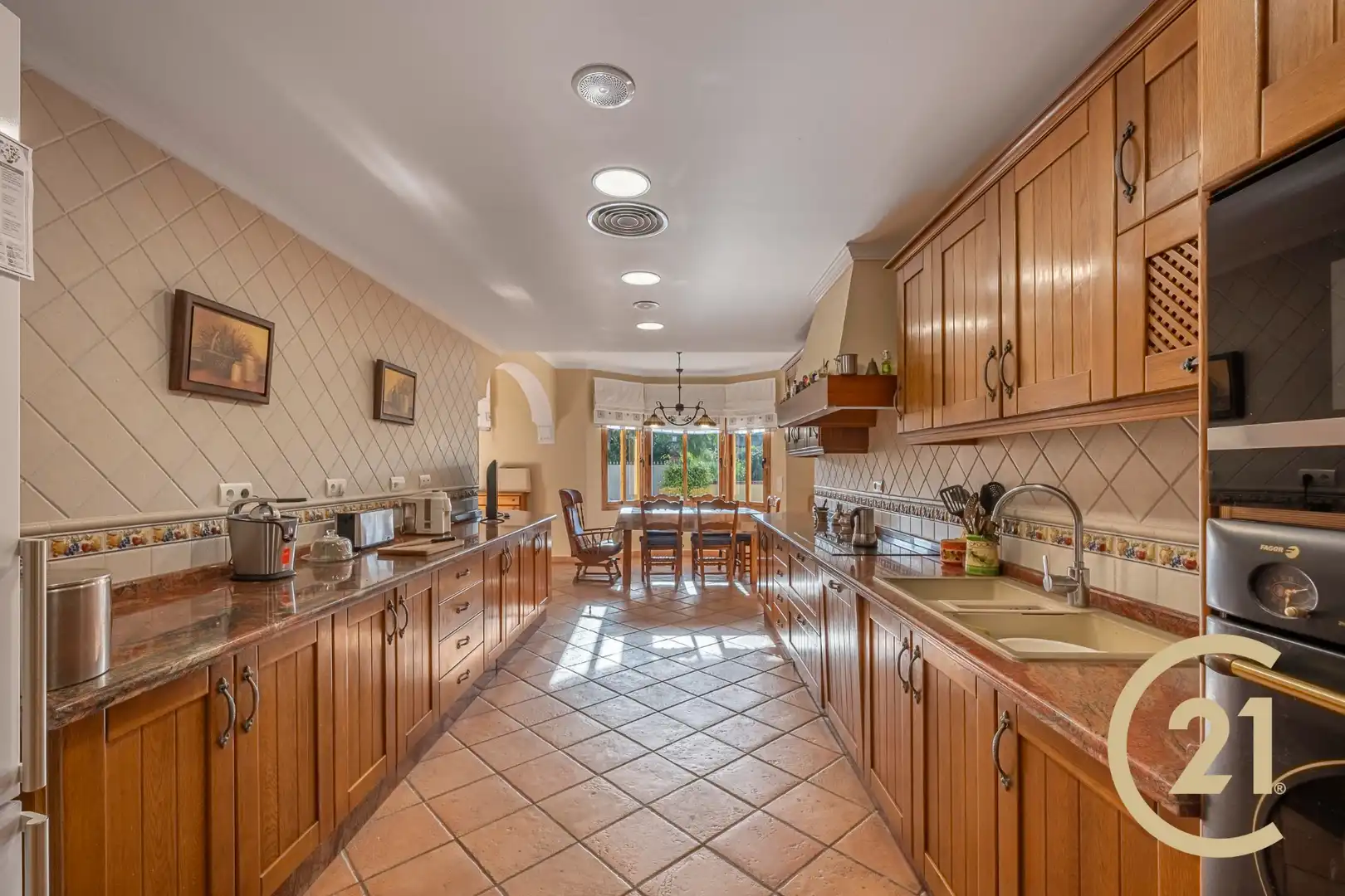 Cocina de Casa adosada en venta en Benahavís con Aire acondicionado, Jardín privado y Terraza