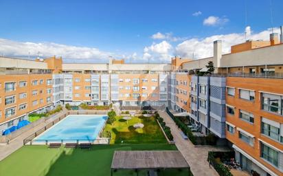 Piscina de Àtic en venda en  Madrid Capital amb Calefacció, Parquet i Terrassa